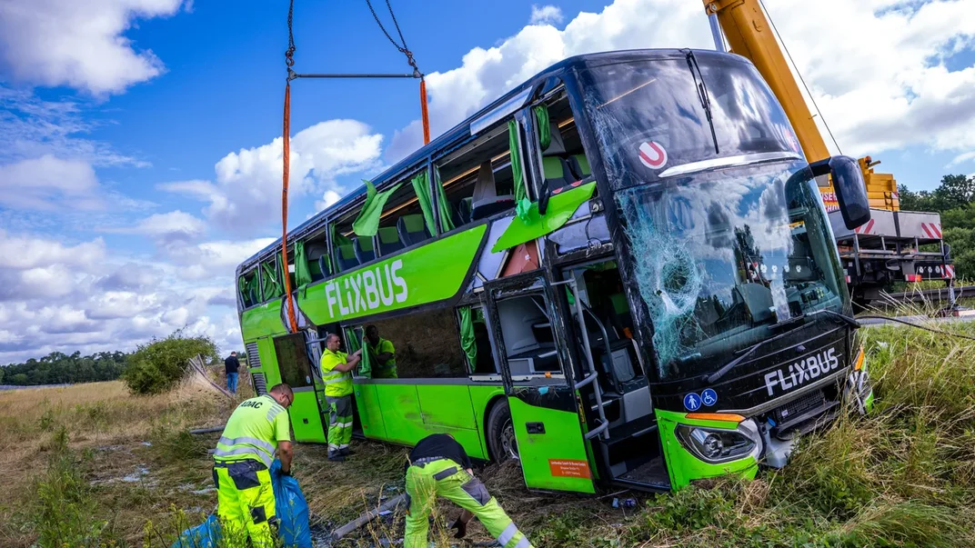 Рятувальники працюють на місці аварії, де у ніч проти 4 липня перекинувся автобус Flixbus