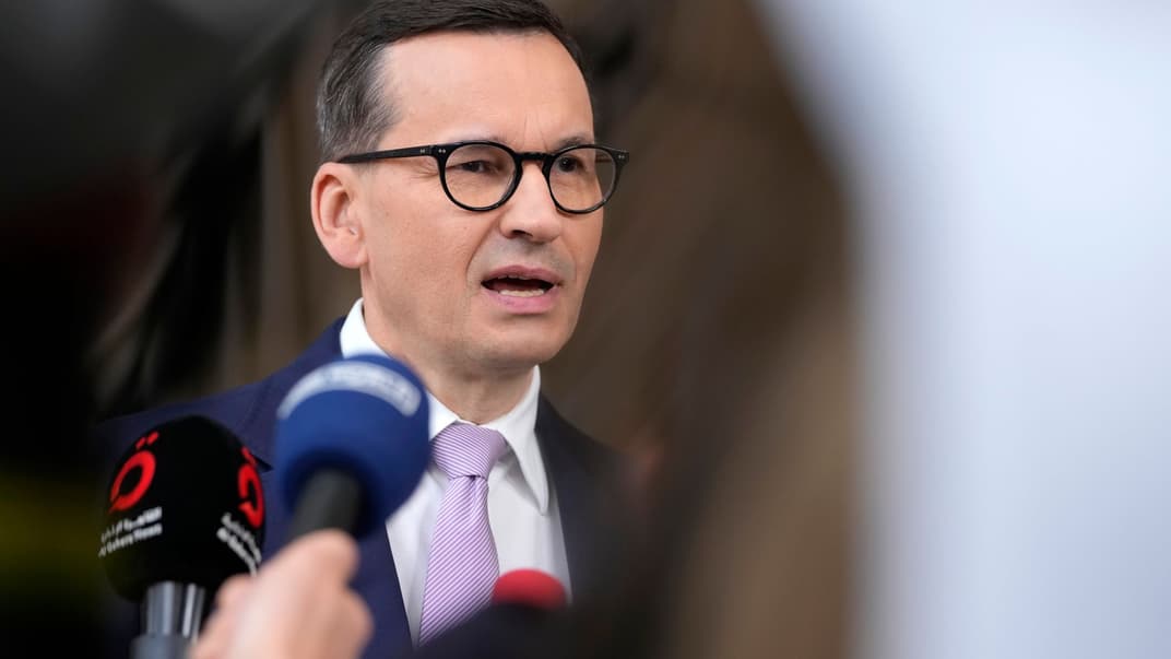 Премьер-министр Польши Матеуш Моравецкий общается с журналистами нА саммите ЕС в Брюсселе, 30 июня 2023 года