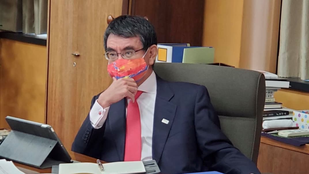 Міністр із питань адмінреформи Японії Таро Коно, призначений відповідальним за вакцинацію від COVID-19 в Японії. Фото жовтня 2020 року