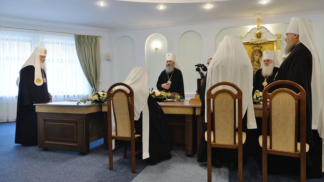 Священний Синод на чолі із патріархом РПЦ Кирилом (ліворуч) зібрався у Мінську щодо української автокефалії, Білорусь, 15 жовтня 2018 року. На фото в центрі — предстоятель УПЦ МП Онуфрій