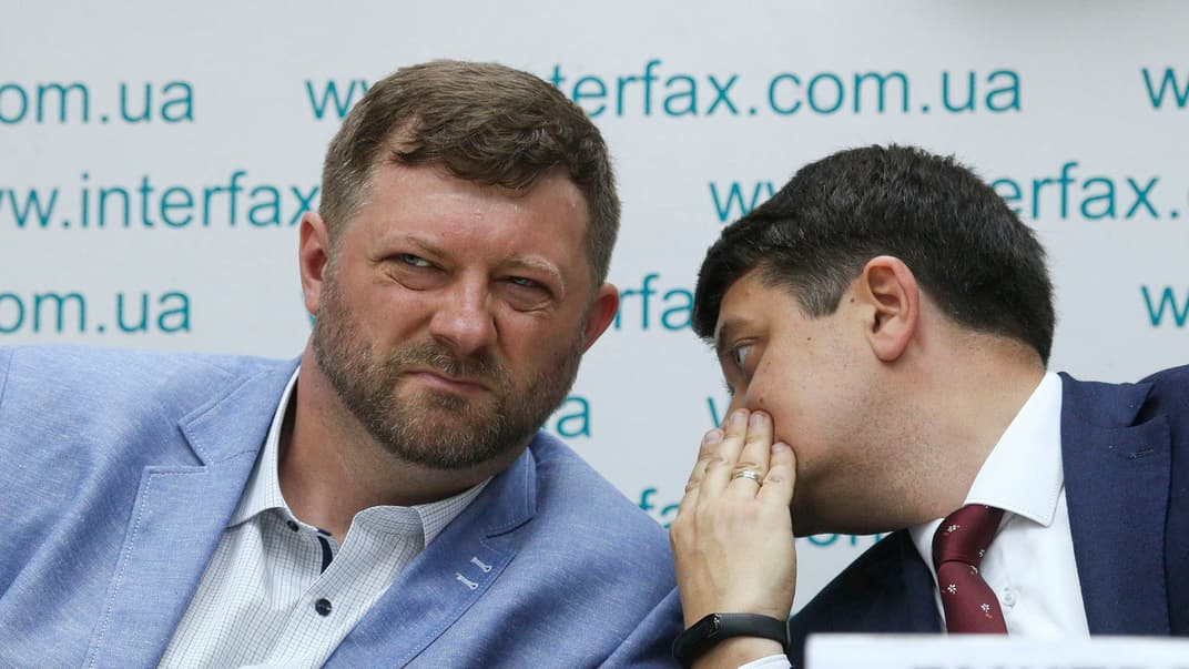 Голова виборчого штабу «Слуги народу» Олександр Корнієнко (ліворуч) та голова партії Дмитро Разумков під час прес-конференції, Київ, 27 травня 2019 року