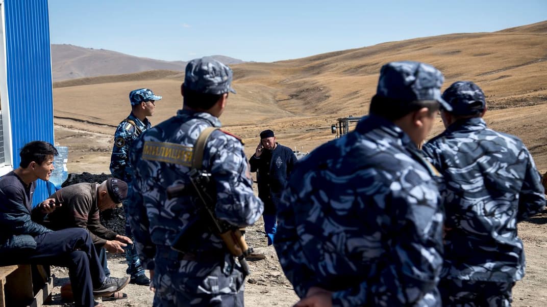 Милиционеры, охраняющие территорию китайской золотодобывающей компании Zhong Ji Mining, сентябрь 2019 года