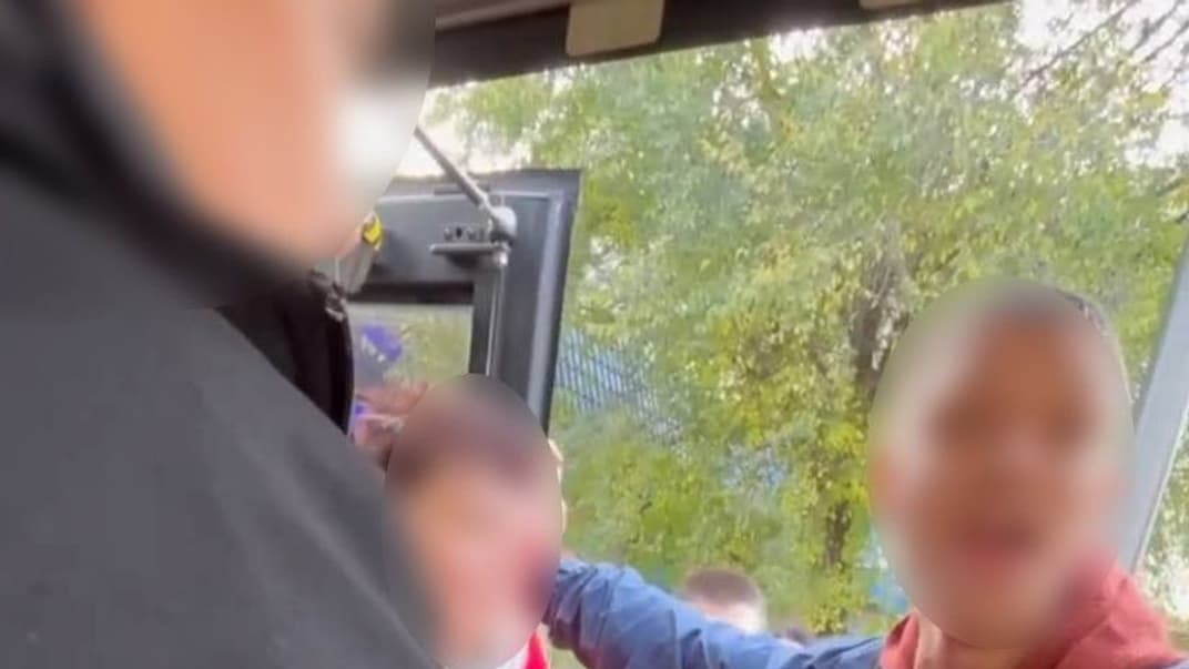 За даними слідства, чоловік вчинив сварку і вилаяв іншу пасажирку за те, що вона перегородила дитячим візком вихід з транспорту