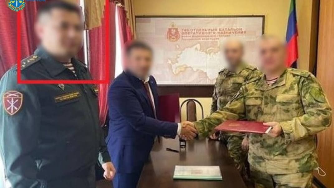 Підозрюваний командир підрозділу «росгвардії» (обведений червоним)