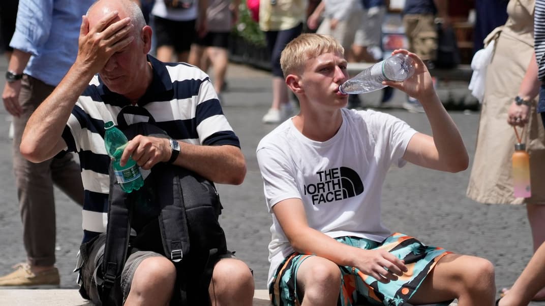 Туристы освежаются водой, пытаясь спастись от экстремальной жары в Риме, 8 июля 2023 года