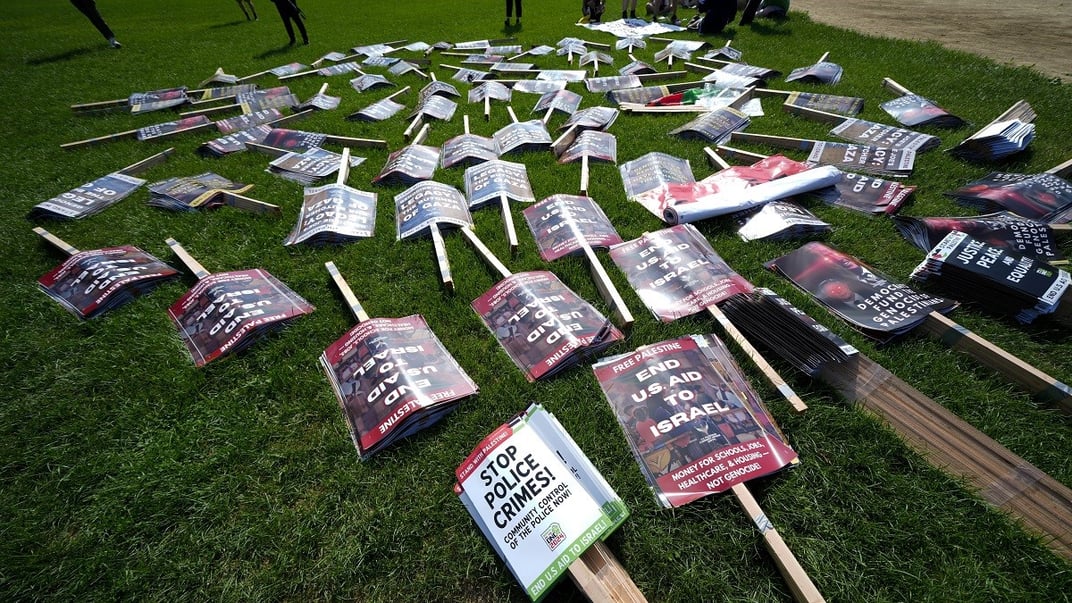 Плакати учасників пропалестинської демонстрації в Чикаго, яка має відбутися перед з’їздом Демократичної партії, 19 серпня 2024 року