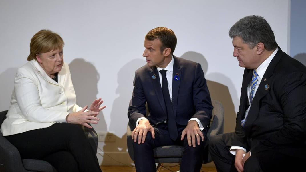 Канцлерка Німеччини Ангела Меркель, президент Франції Еммануель Макрон та президент України Петро Порошенко на зустрічі в Парижі