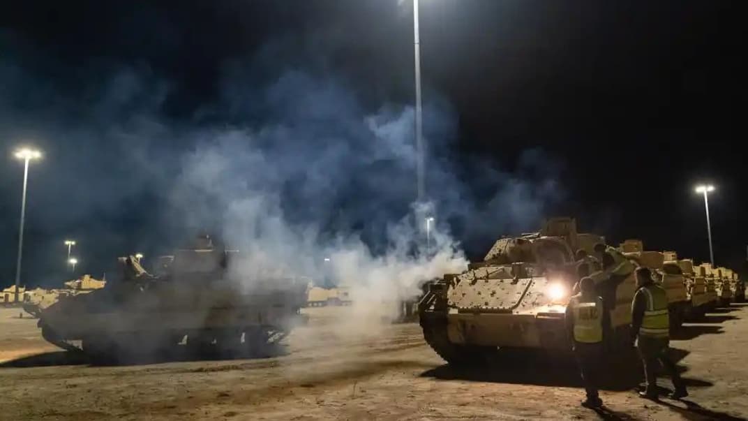 БМП Bradley під час відправлення до України, січень 2023 року