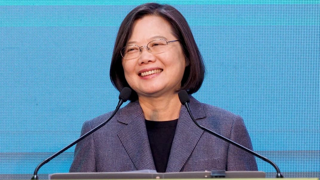 Лидер Тайваня Цай Инвэнь улыбается на встрече со СМИ после объявления результатов президентских выборов в Тайпее, Тайвань, 11 января 2020