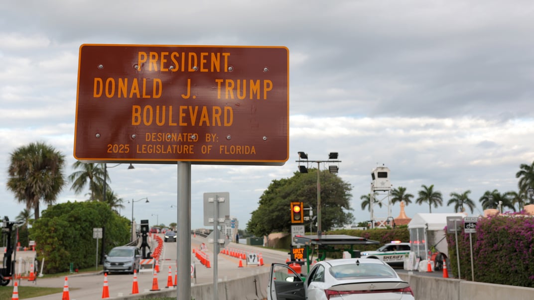 Новий знак «Бульвар президента Дональда Трампа» встановили навпроти його резиденції Мар-а-Лаго, Флорида, 17 січня 2026 року