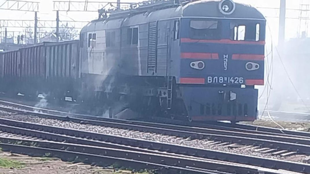 Війська рф завдали удару біля локомотива вантажного поїзда на Дніпропетровщині, 13 квітня 2026 року Війська рф завдали удару біля локомотива вантажного поїзда на Дніпропетровщині, 13 квітня 2026 року