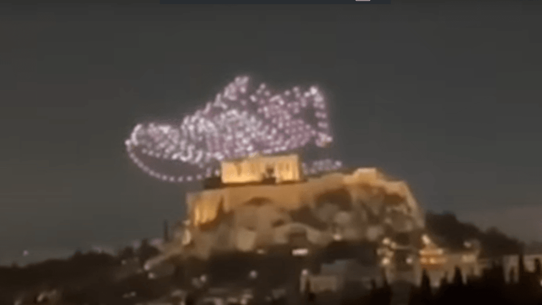 Реклама Adidas над Акрополем