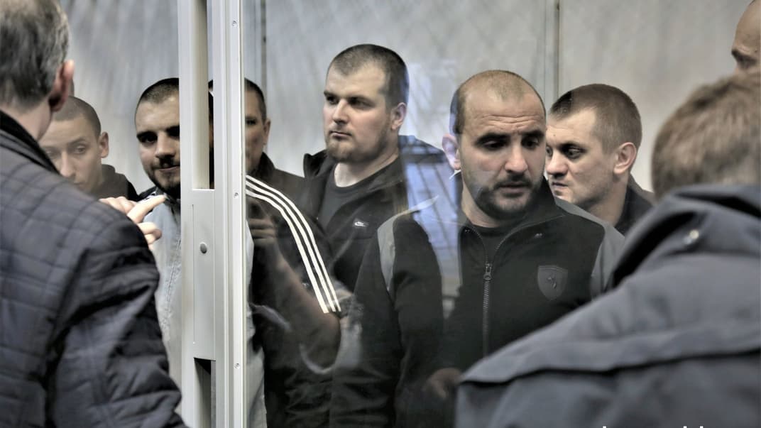 Печерський суд Києва обирає запобіжний захід фігурантам справи вбивства «Сармата». Зліва направо: Денис Зеленкін, Сергій Смірнов, Микола Ломака (не видно його), Артем Матюшин, Віктор Власюк, Максим Владимиренков, квітень 2019 року