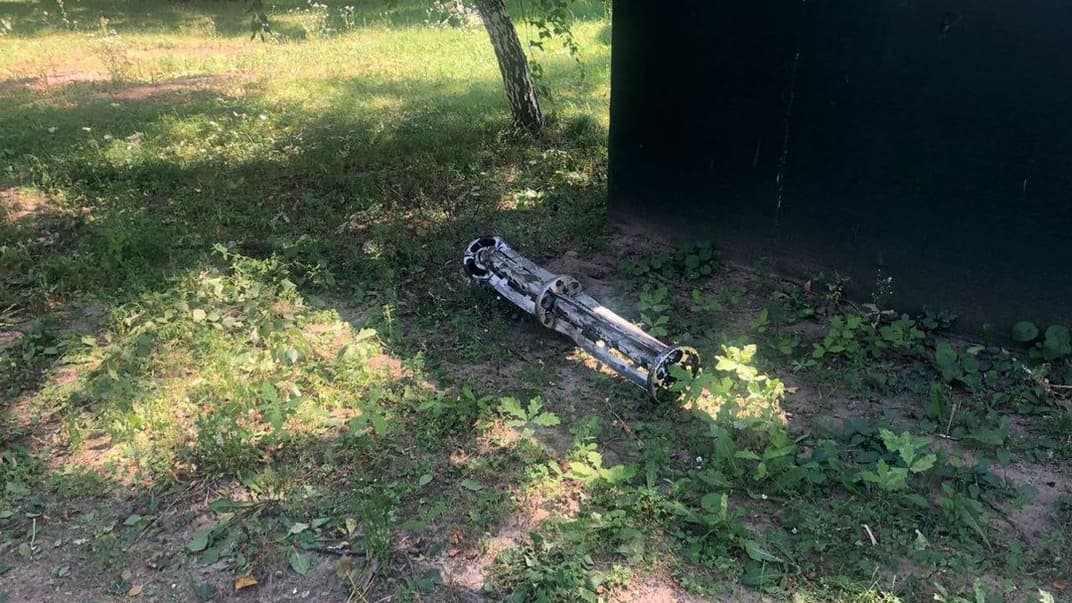 Уламок від російського снаряду після обстрілу Харкова 23 серпня 2022 року