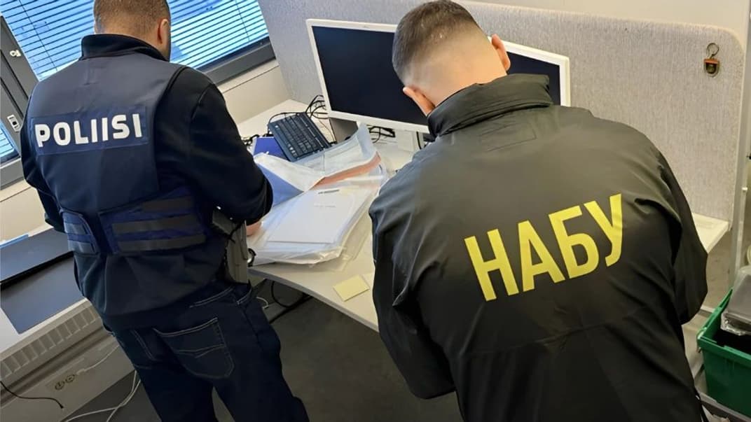 Представники НАБУ та фінської поліції під час затримання зловмисників