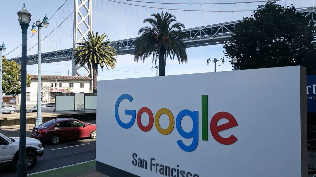 Логотип Google біля офісу компанії у Сан-Франциско, США. Ілюстративне фото