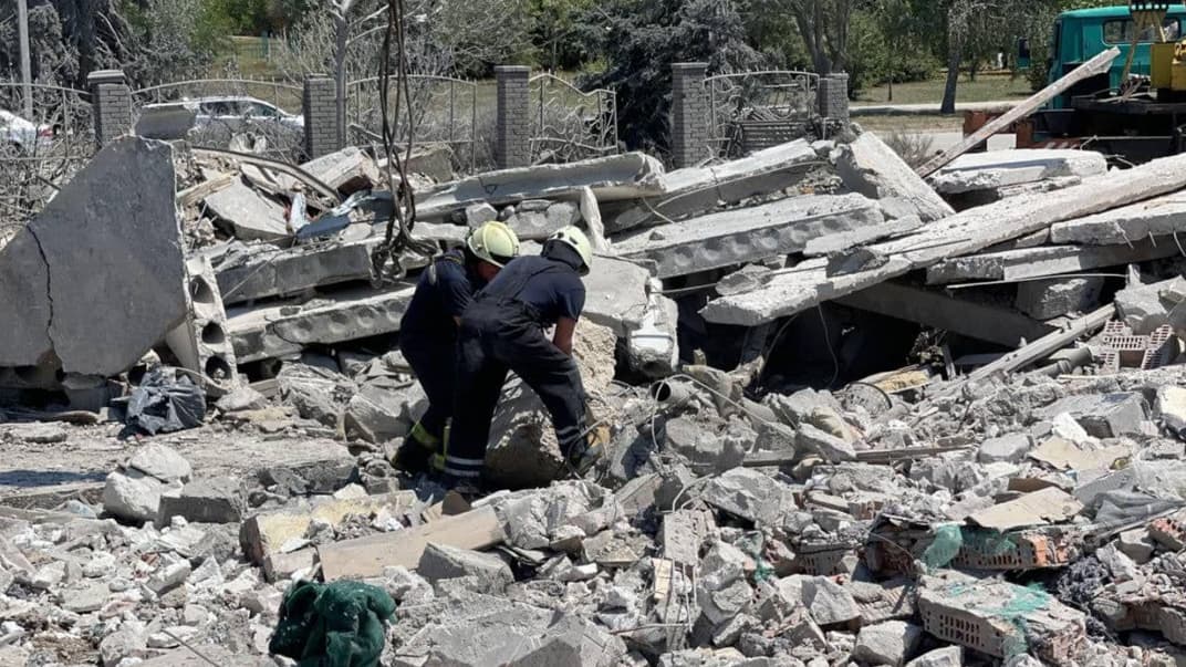 Рятувальники розбирають завали у селищі Сергіївка Одеської області, 2 липня 2022 року