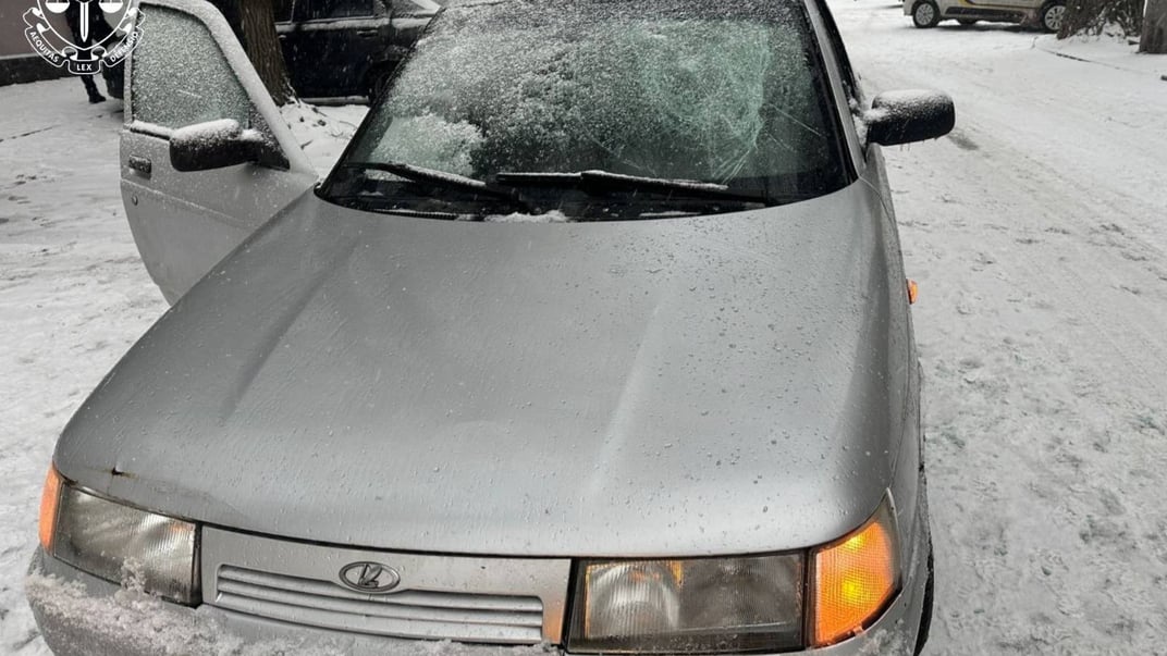 Розбите скло автівки військових «Айдару»