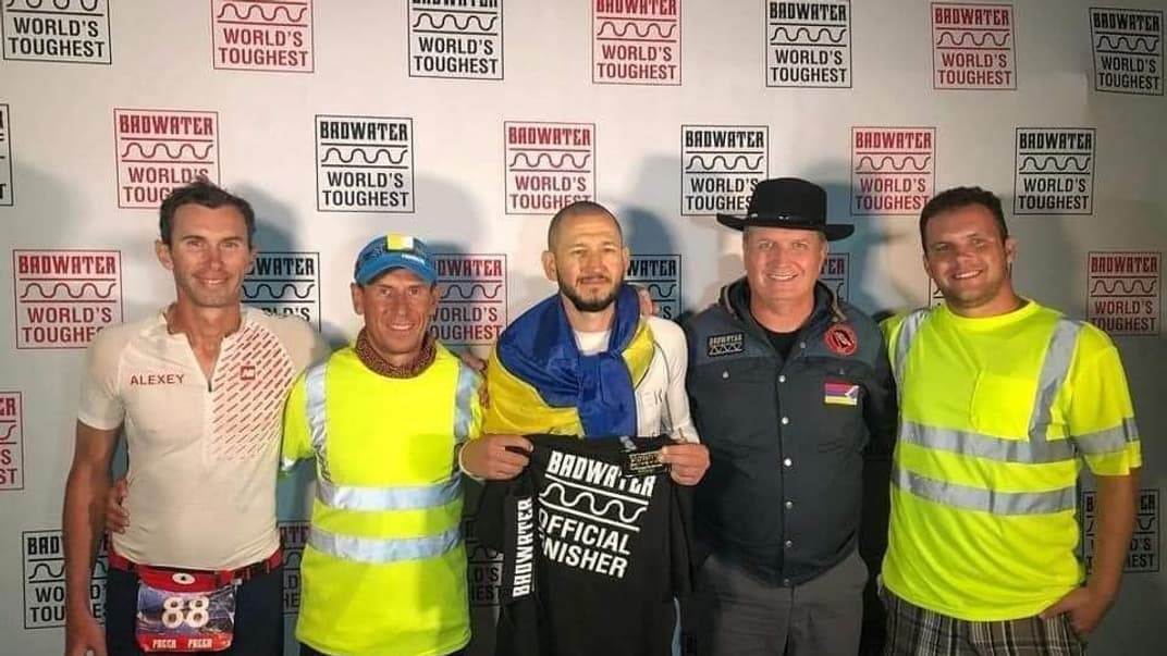 Украинская команда, принявшая участие в ультрамарафон «Бедуотер». Игорь Гоцуляк — в центре
