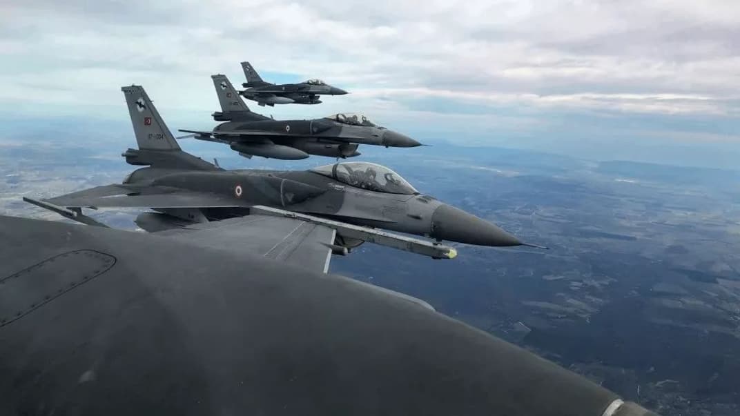 Четыре турецких F-16 над Румынией 1 декабря 2023 года. Иллюстративное фото