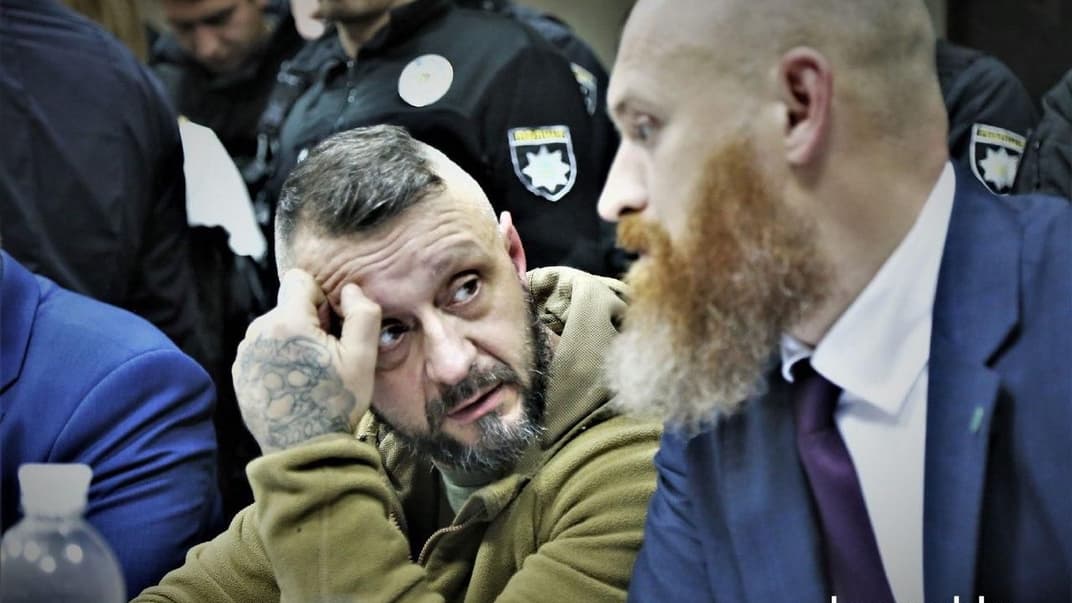 Підозрюваний Андрій Антоненко з адвокатом Станіславом Куликом у приміщенні Печерського районного суду Києва,13 грудня 2020 року