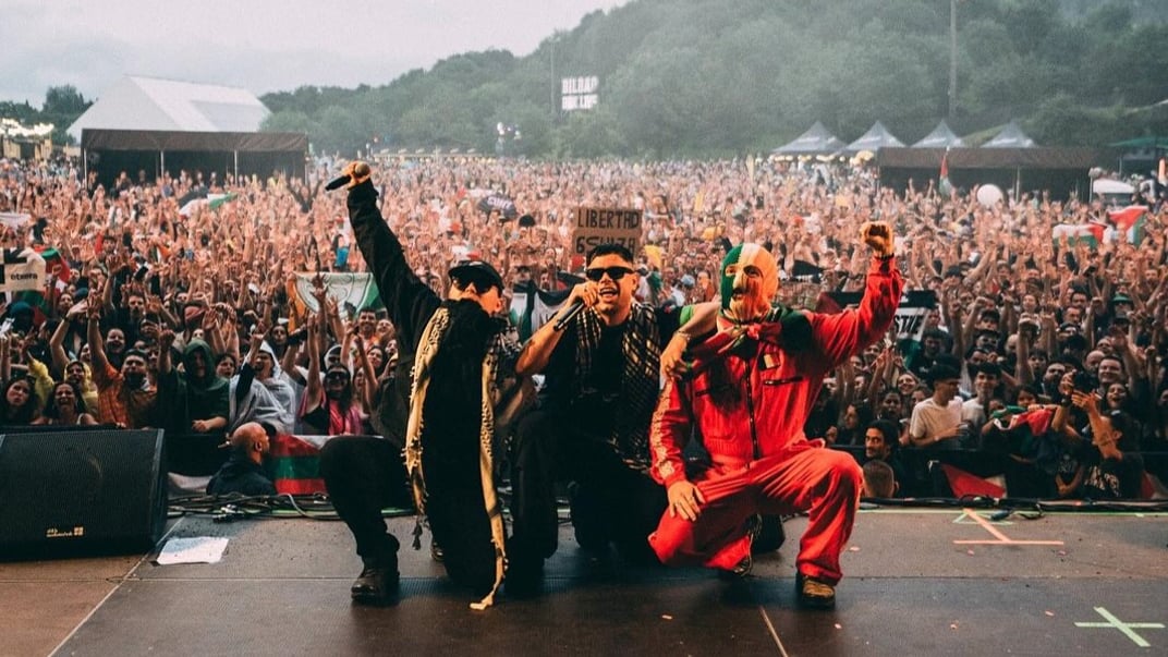 Музиканти гурту Kneecap під час першого концерту в Країні Басків в Іспанії, липень 2025 року