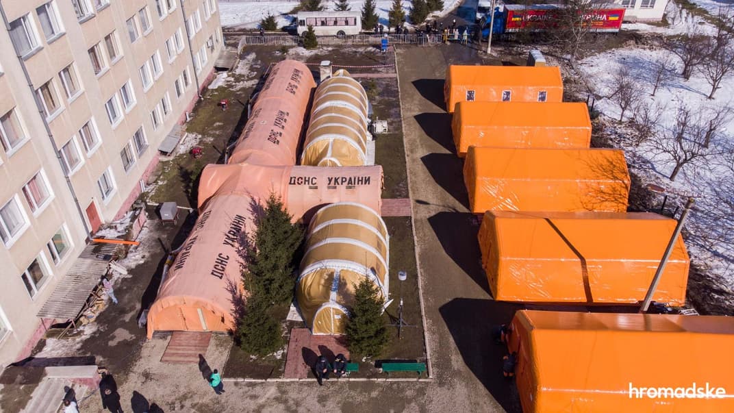 Мобільний госпіталь ДСНС на території Богородчанської центральної районної лікарні на Івано-Франківщині