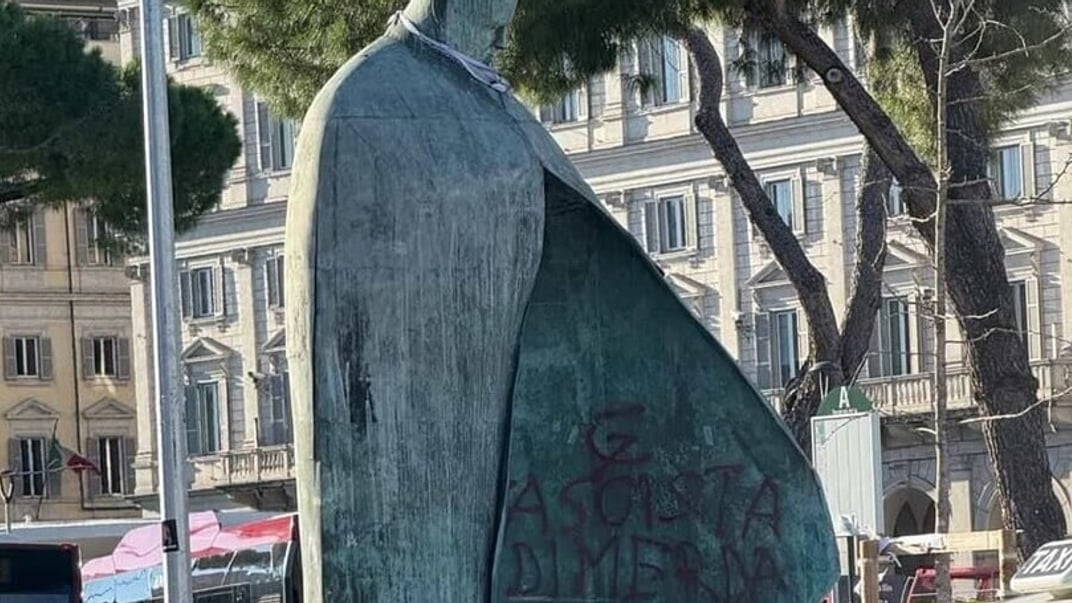 Вандали пошкодили пам'ятник Папі Римському Івану Павлу II в Римі