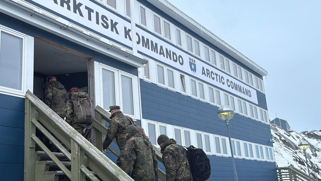 Німецькі військові заходять до штаб-квартири Об'єднаного арктичного командування в місті Нуук, Гренландія, 16 січня 2026 року