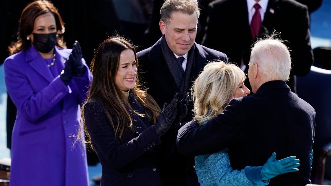 Президент США Джо Байден обіймає першу леді Джилл Байден. Позаду стоять їхній син Гантер Байден, донька Ешлі Байден і віцепрезидентка Камала Гарріс, Вашингтон,  20 січня 2021 року