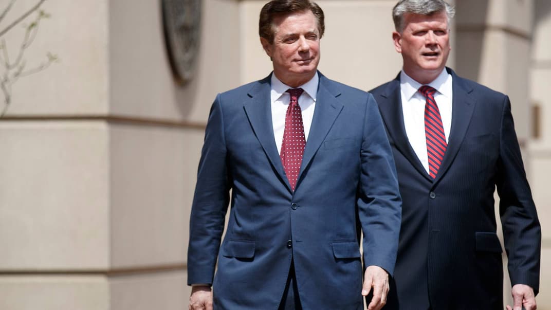 Колишній керівник передвиборчої кампанії Трампа Пол Манафорт (ліворуч) з адвокатом Кевіном Даунінгом біля будівлі окружного суду в Олександрії, штат Вірджинія, США, 4 травня 2018 року