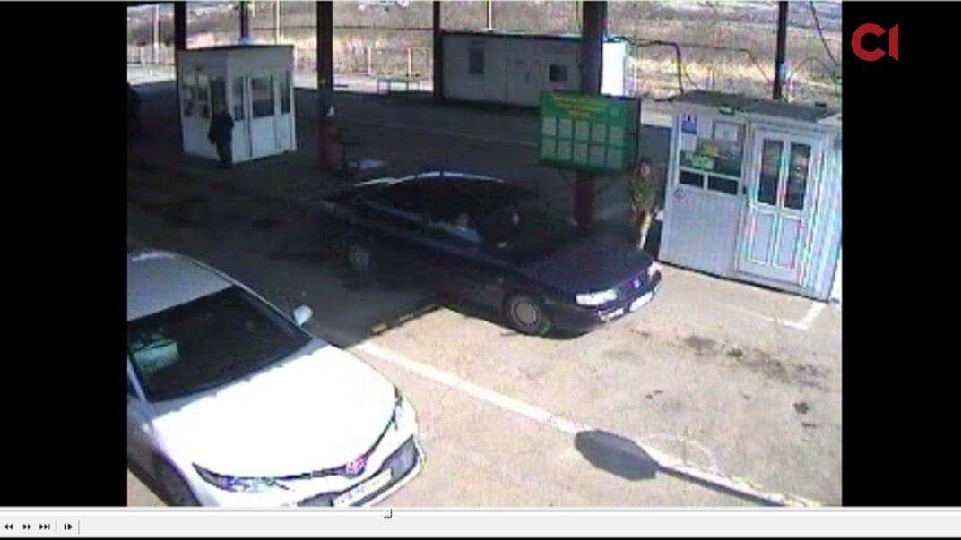 Авто, у якому перебуває ексглава Конституційного Суду Олександр Тупицький, перетинає кордон, березень 2022 року