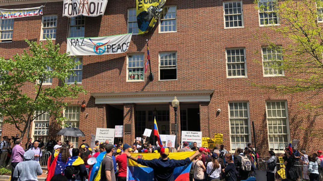 Протести у Венесуелі: під посольством країни у Вашингтоні акція проти Мадуро