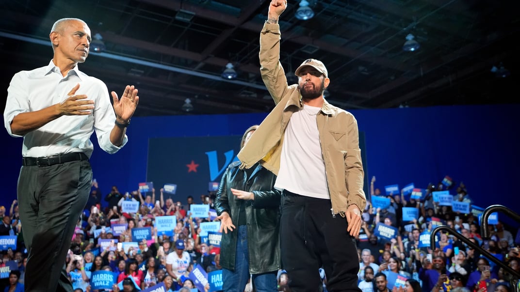 Емінем та Барак Обама на передвиборчому мітингу демократів у Детройті, 22 жовтня 2024 року