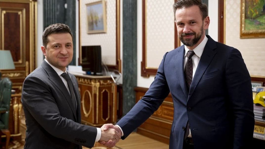 Президент Володимир Зеленський із новопризначеним головою Закарпатської ОДА Віктором Микитою