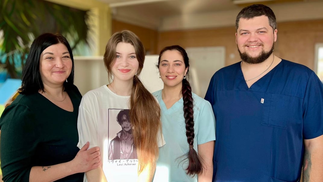 Прооперована пацієнтка Ніколь Щібря разом із лікарями