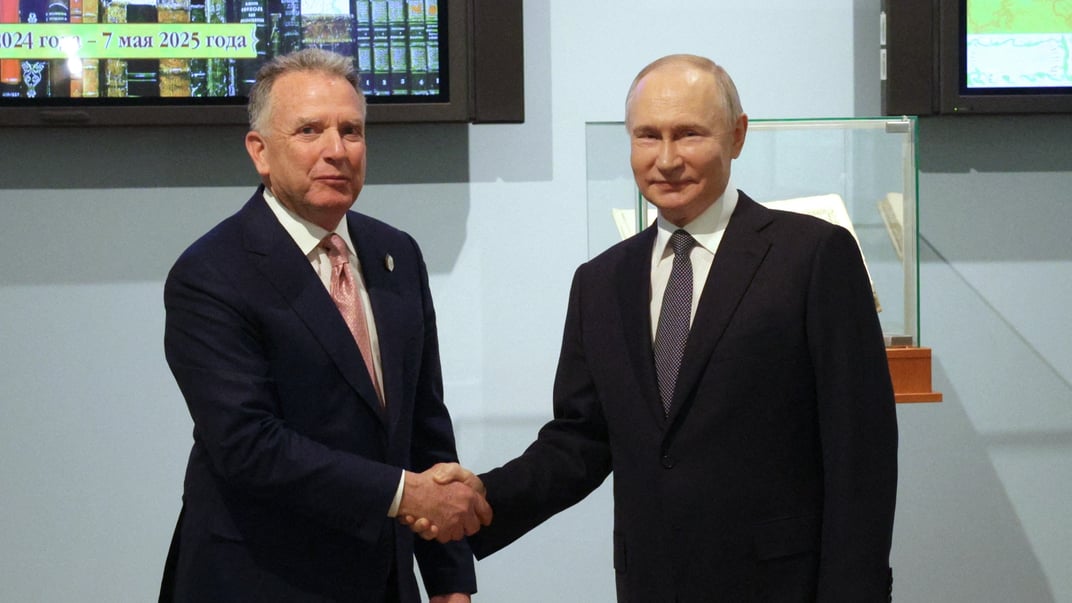 Иллюстративное фото. Спецпосланник США Стив Уиткофф и глава россии владимир путин во время встречи в Санкт-Петербурге 11 апреля 2025 года