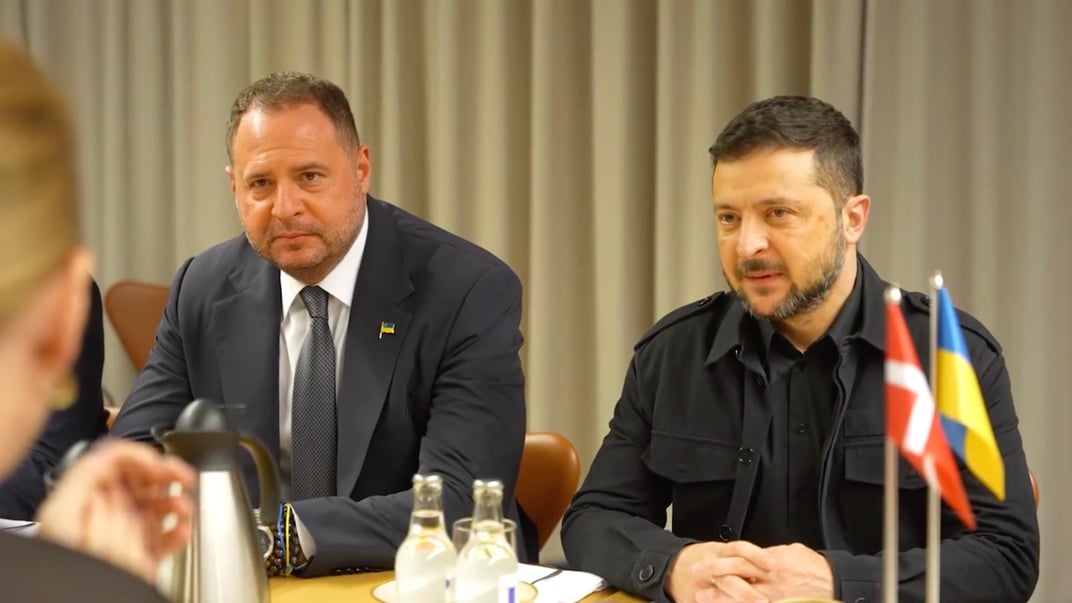 Президент Володимир Зеленський та керівник Офісу президента Андрій Єрмак під час з прем’єркою Данії Метте Фредеріксен