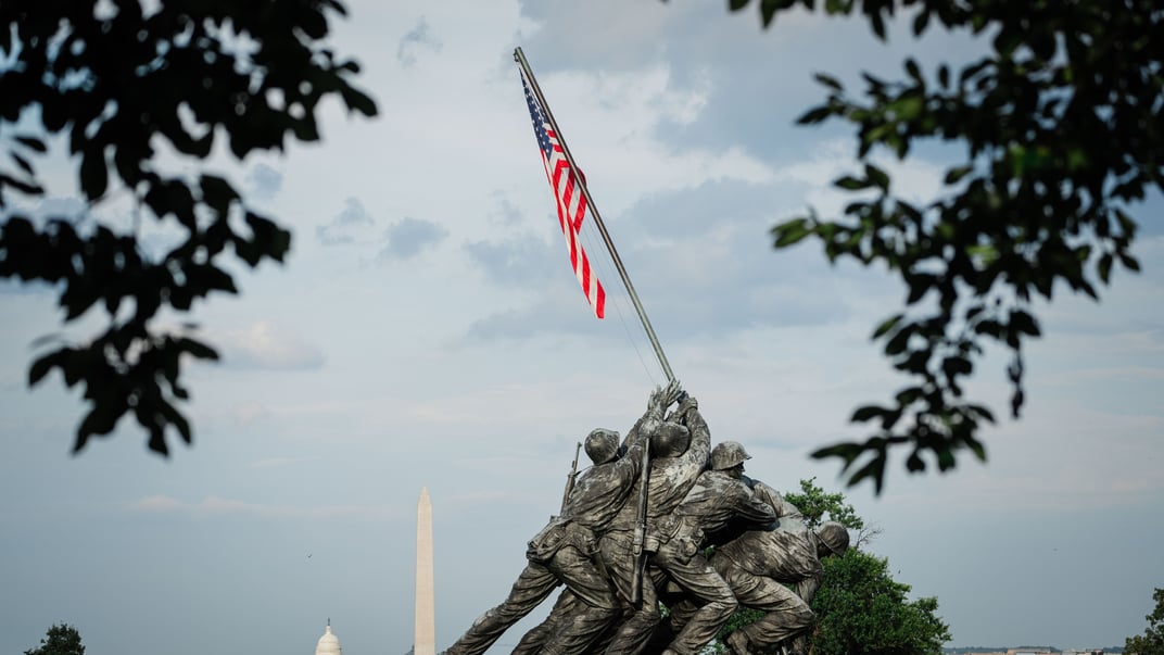 Меморіал морської піхоти США в Арлінгтоні, прототипом якої стало фото підняття прапора на Іодзімі Меморіал морської піхоти США в Арлінгтоні, прототипом якої стало фото підняття прапора на Іодзімі