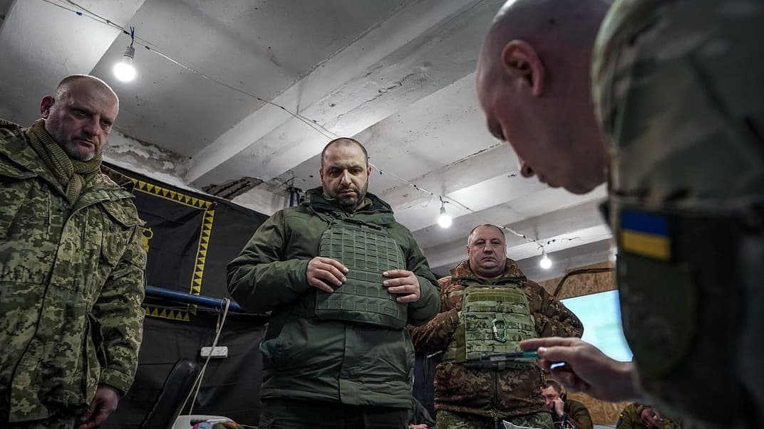 Министр обороны Рустем Умеров во время визита на фронт