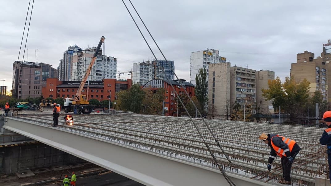 Дорожники завершили монтаж балок на Дегтярівському шляхопроводі