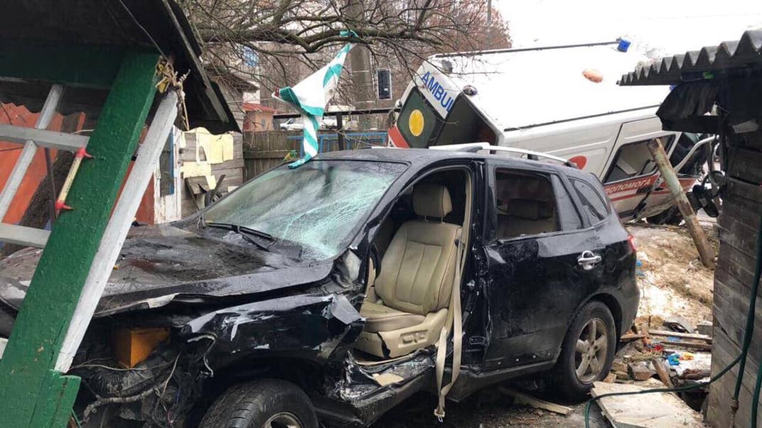 Після зіткнення обидва автомобілі в’їхали у будинок