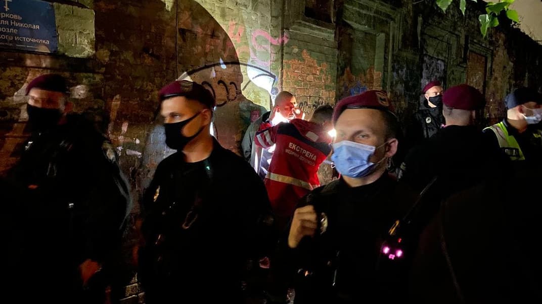 Медики оглядають потерпілого художника Мітю Бугайчука