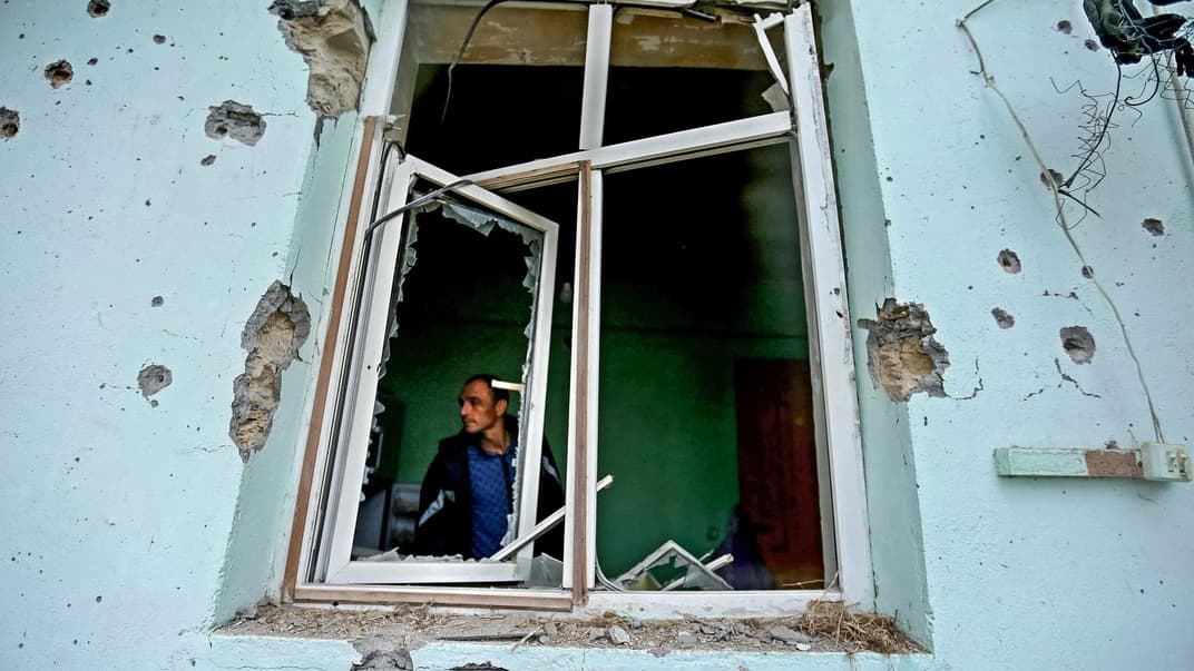 Житель поселка Бахарлы в своем доме, пострадавшем от недавнего обстрела, Агдамская область, Нагорный Карабах, 1 октября 2020 года