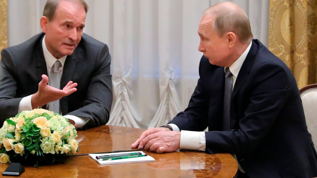 Ексголова партії ОПЗЖ Віктор Медведчук та глава рф володимир путін розмовляють під час зустрічі у Санкт-Петербурзі, 18 липня 2019 року