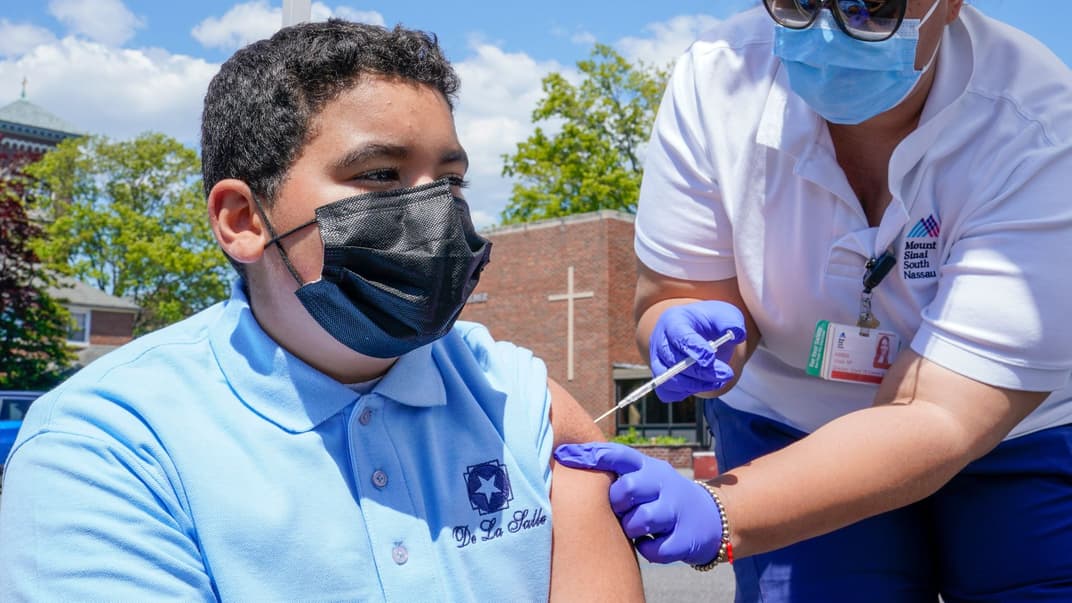 Медсестра вводить вакцину проти коронавірусу 13-річному хлопцю у штаті Нью-Йорк, 14 травня 2021 року