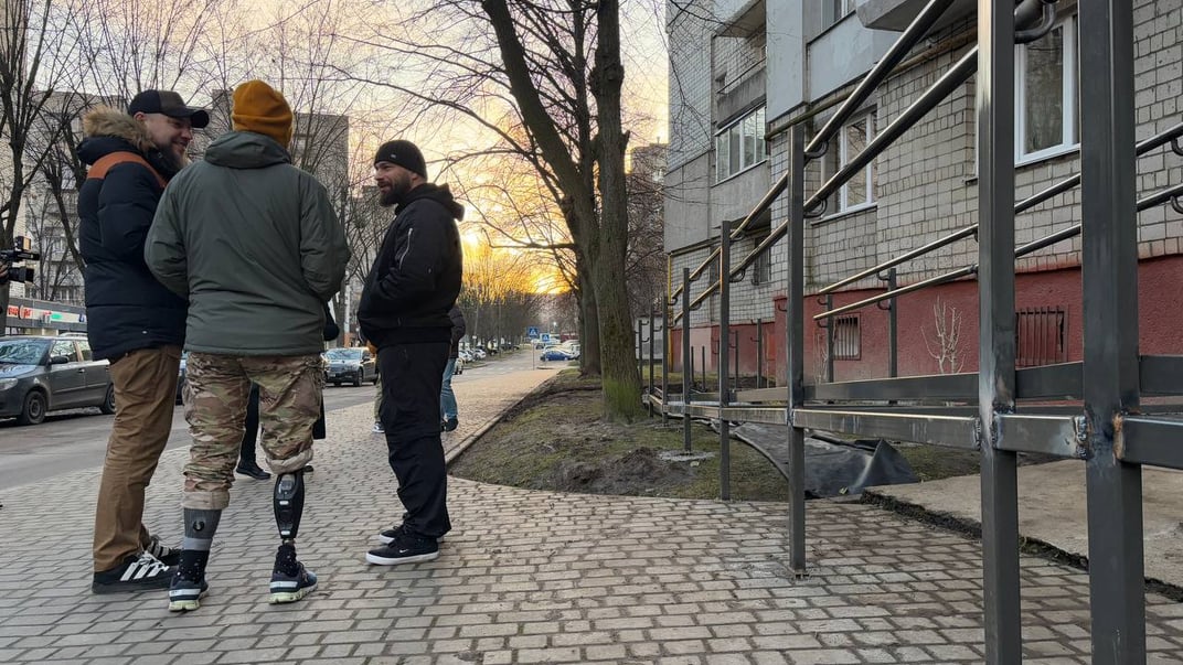 Сергей Власов стоит у подъезда на улице Выговского во Львове, где он живет