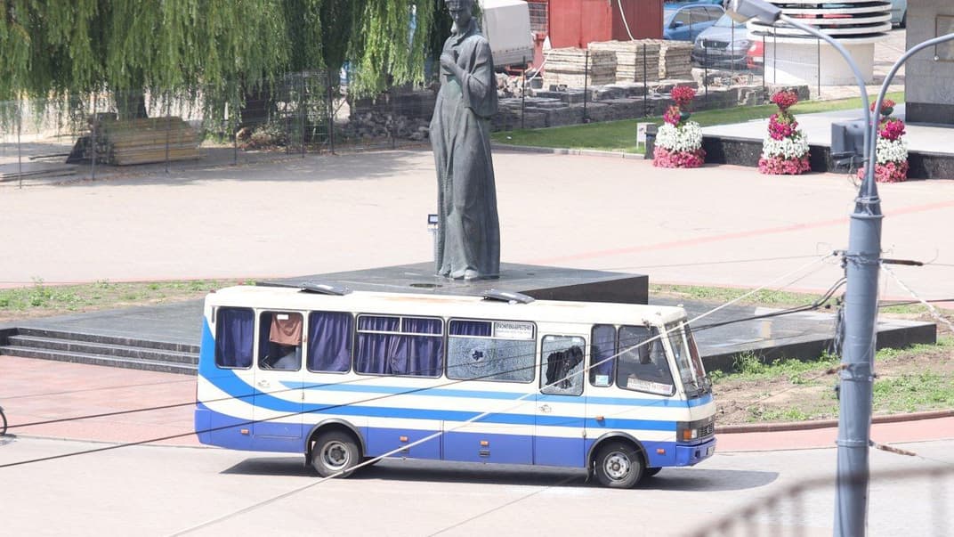 Автобус с заложниками, которых захватил Максим Кривошей, стоит на Театральной площади в центре Луцка, 21 июля 2020