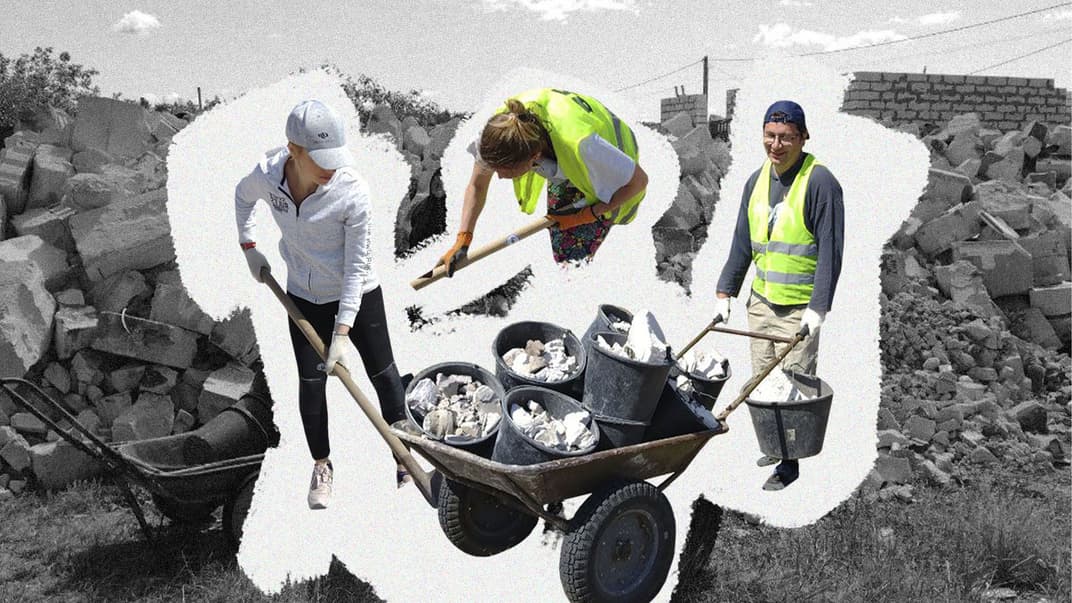 Волонтери розчищають завали в селі Мощун під Києвом