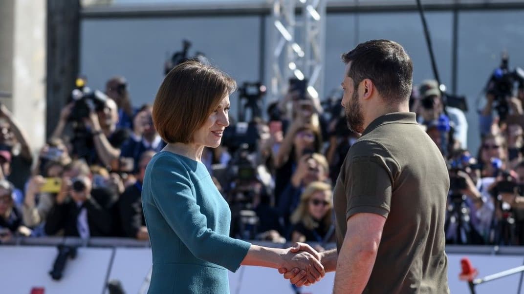 Президент України Володимир Зеленський вітається з прем’єр-міністеркою Молдови Маєю Санду на саміті Європейської політичної спільноти, 1 червня 2023 року